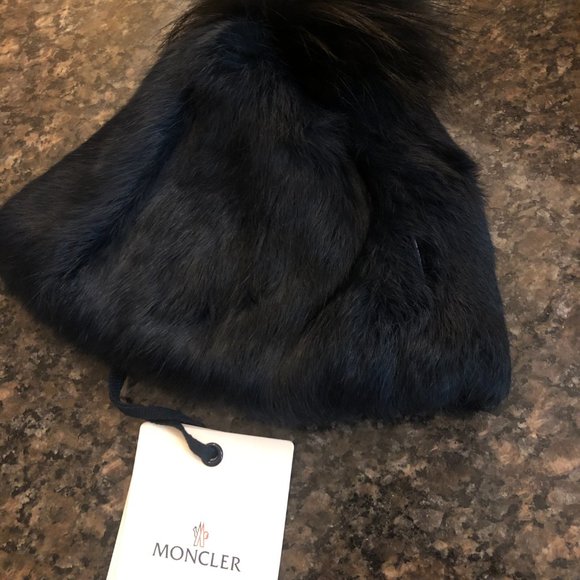 Moncler real Fur Beanie with Pom Pom - Picture 2 of 11